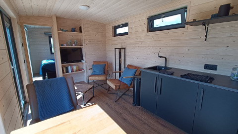 Modernes Glamping-Interieur in Pipowagens Gelderland auf dem Stadslandgoed De Heicohoeve mit Wohnbereich.