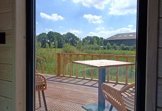 Uitzicht vanaf glamping accommodatie Stadslandgoed De Heicohoeve, Pipowagens Gelderland, terras en natuur.