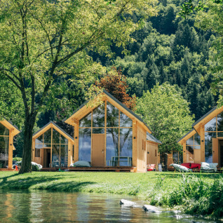 Eco Lodges Millstätter See glamping aan het water in Oostenrijk, moderne houten lodges met boszicht.