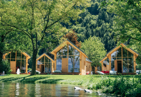 Eco Lodges Millstätter See glamping aan het water in Oostenrijk, moderne houten lodges met boszicht.