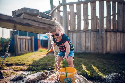 Mädchen am Wasserspielplatz - Ackersate Villatent - Voorthuizen, Gelderland, Niederlande