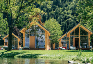 Eco Lodges Millstätter See in Österreich mit modernen Holzhütten, umgeben von Wald, direkt am Wasser
