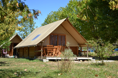 Alojamiento glamping en Camping Détente et Clapotis con terraza y naturaleza en Auvergne-Rhône-Alpes, Francia.
