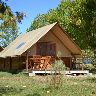 Alojamiento glamping en Camping Détente et Clapotis con terraza y naturaleza en Auvergne-Rhône-Alpes, Francia.