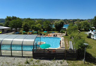 Buitenzwembad en overdekt bad bij Camping Détente et Clapotis - Glamping Auvergne-Rhône-Alpes, omgeven door natuur.