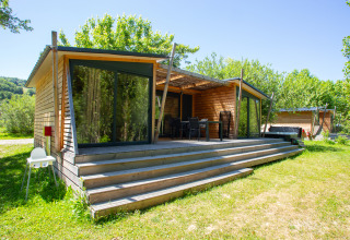 Moderne glampingindkvartering i træ med stor terrasse og naturudsigt på Camping Détente et Clapotis.