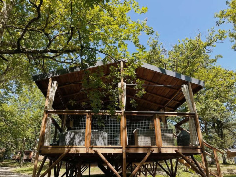 Sistemazione glamping su palafitta presso Whaka Lodge, campo natura in stile lifestyle nel sud della Francia.