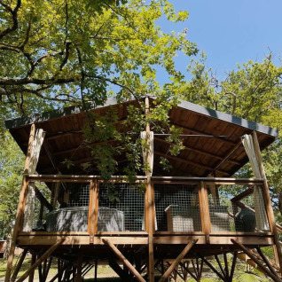 Baumhaus-Glamping-Unterkunft im Grünen bei Whaka Lodge, einem Lifestyle-Naturcamp in Südfrankreich.