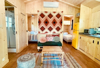 Innenraum einer Whaka Lodge Glamping Unterkunft in Südfrankreich mit Holzdekor und gemütlichem Stil.