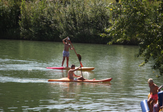 Aktive Gäste paddeln auf See bei Whaka Lodge – Lifestyle nature camp – Glamping Südfrankreich im Sommer.
