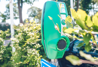 Laadpaal voor elektrische auto’s bij vakantiepark Ackersate, omgeven door groen in Gelderland, Nederland.