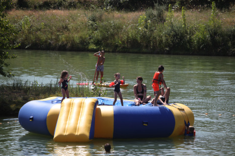 Des enfants s’amusent sur une structure gonflable à Whaka Lodge, glamping au sud de la France.