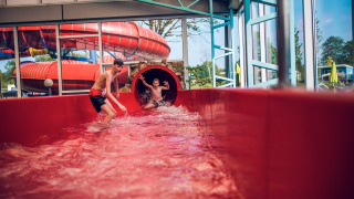 Glijbaan binnenzwembad - Ackersate Villatent - Voorthuizen, Gelderland, Nederland