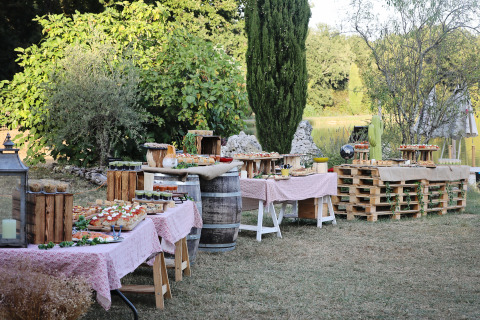 Buffet all'aperto a Whaka Lodge glamping nel sud della Francia, circondato dalla natura rigogliosa.