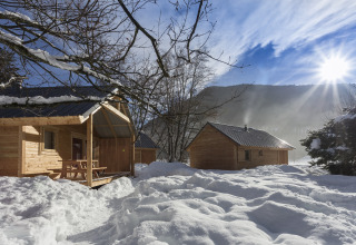 Hyggelige trächalets om vinteren i snefuldt landskab hos Huttopia Winter Chalets – Bourg St Maurice, Savoie.
