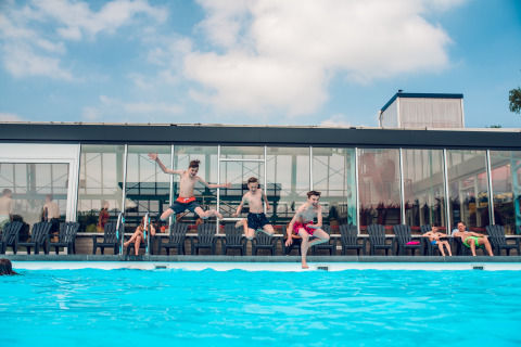 Niños junto a la piscina - Ackersate Villatent - Voorthuizen, Güeldres, Países Bajos