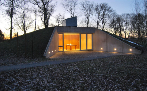 Glamping-Unterkunft Elbinselhof Krautstrand - Boomhutten Niedersachsen, modernes Haus bei Sonnenuntergang.
