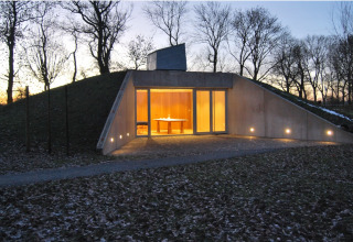 Glamping accommodatie Elbinselhof Krautstrand - Boomhutten Nedersaksen, modern huis bij schemering in de natuur.