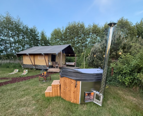 Glamping bei Koakelbonts Lovenest – Safarizelt Gelderland mit Holzbadefass und gemütlicher Feuerstelle.