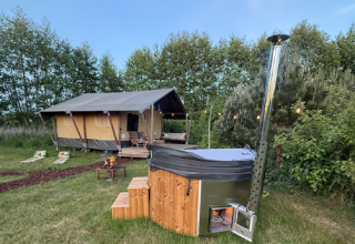 Glamping i Koakelbonts Lovenest - Safaritent Gelderland med luksustelt, brændefyret badekar og lejrbål.
