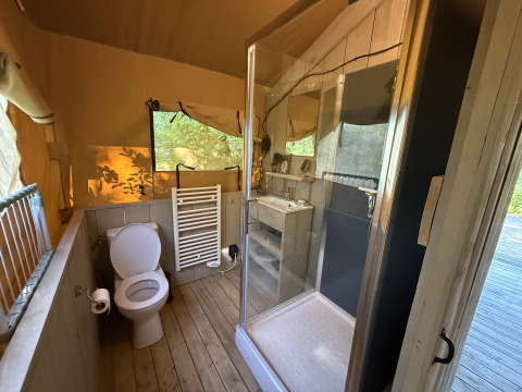 Badezimmer im Glamping-Zelt mit WC, Dusche und Waschbecken im Koakelbonts Lovenest, Safaritent Gelderland.