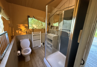 Glamping tent bathroom with shower, toilet and sink in Koakelbonts Lovenest, Safaritent Gelderland.