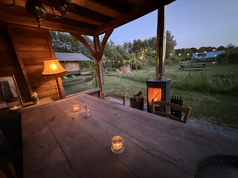Sfeervolle glamping bij Koakelbonts Lovenest met safaritent, houtkachel en rustieke aankleding in Gelderland.