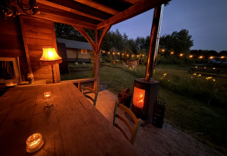 Hyggelig glamping ved Koakelbonts Lovenest, Safaritent Gelderland, med udendørs belysning og brændeovn.