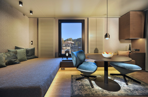 Alloggio glamping moderno al Nature Resort Natterer See - Floating Homes Tirol con salotto elegante.