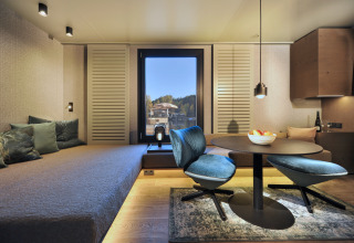 Moderne glamping accommodatie bij Nature Resort Natterer See - Floating Homes Tirol met stijlvolle woonruimte.