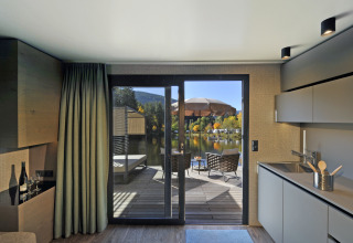 Moderne glampingaccommodatie bij Nature Resort Natterer See - Floating Homes Tirol met terras aan het meer.