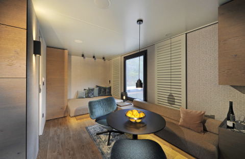 Moderne glampingaccommodatie in Nature Resort Natterer See - Floating Homes Tirol, stijlvol en comfortabel interieur.