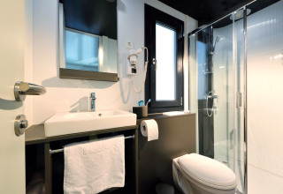 Baño moderno con ducha y aseo en una casa flotante en Nature Resort Natterer See, Tirol, Austria.