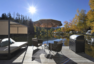 Alojamiento glamping flotante en Nature Resort Natterer See con terraza, vistas al lago y barbacoa en Tirol.