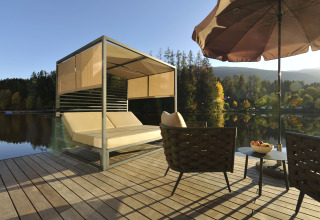 Casa galleggiante al Nature Resort Natterer See in Tirolo con terrazza elegante e vista lago panoramica.