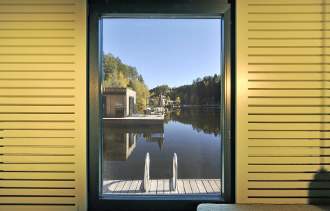 Vista dalla finestra su Nature Resort Natterer See - Floating Homes Tirol, glamping moderno sull'acqua.