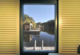 Uitzicht door het raam bij Nature Resort Natterer See - Floating Homes Tirol, luxe glamping aan het water.
