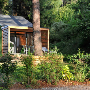 Moderne glamping accommodatie Tiny House Tirol bij Nature Resort Natterer See, omgeven door natuur.