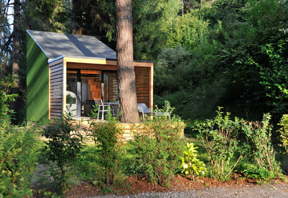 Moderne glamping accommodatie Tiny House Tirol bij Nature Resort Natterer See, omgeven door natuur.