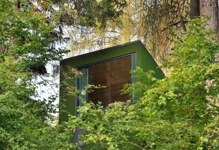 Tiny House Tirol al Nature Resort Natterer See, alloggio glamping immerso tra gli alberi nella natura.