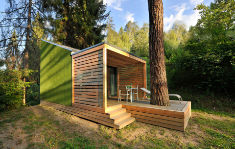 Moderne glamping accommodatie bij Nature Resort Natterer See - Tiny House Tirol, omringd door natuur.