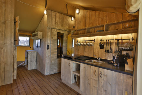 Rustikale Holzküche im Glamping-Zelt 'Frei wie der Wind - Safaritenten aan de Oostzee' mit moderner Ausstattung.