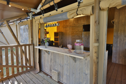 Wooden bar and outdoor terrace in the glamping tent Frei wie der Wind Safaritenten aan de Oostzee.