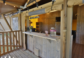 Holzbar und Terrasse im Glamping-Zelt Frei wie der Wind Safaritenten aan de Oostzee.