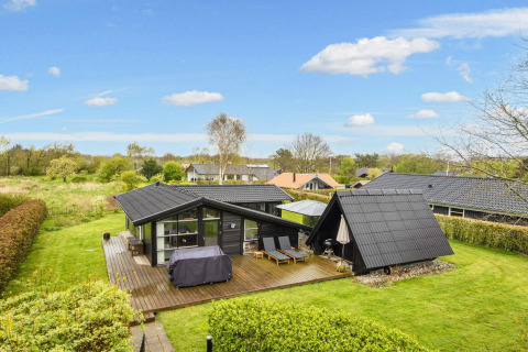 Maison de vacances pour 6 personnes à Hemmet, terrasse en bois, transats et jardin verdoyant.