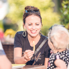 Gasten eten frietjes - Ackersate Villatent - Voorthuizen, Gelderland, Nederland