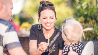 Gasten eten frietjes - Ackersate Villatent - Voorthuizen, Gelderland, Nederland