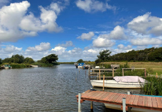 Rivière paisible avec bateaux près du gîte 6 personnes à Hemmet, Danemark, sous ciel bleu.
