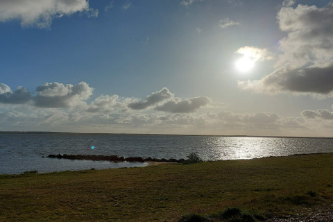 Uitzicht over het meer en wolkenlucht vanaf een 6-persoons vakantiehuis in Hemmet, Denemarken.