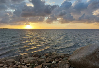 Zonsondergang boven zee met wolken en stenen, gezien bij 6-persoons vakantiehuis in Hemmet, Denemarken.